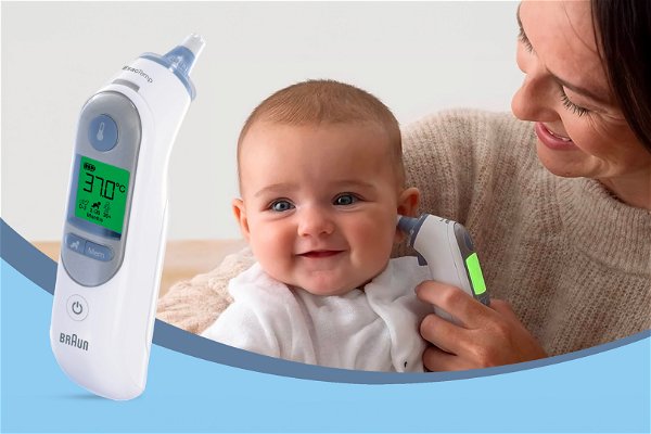 foto di sfondo di una mamma che prova la febbre al suo bambino con in primo piano termometro