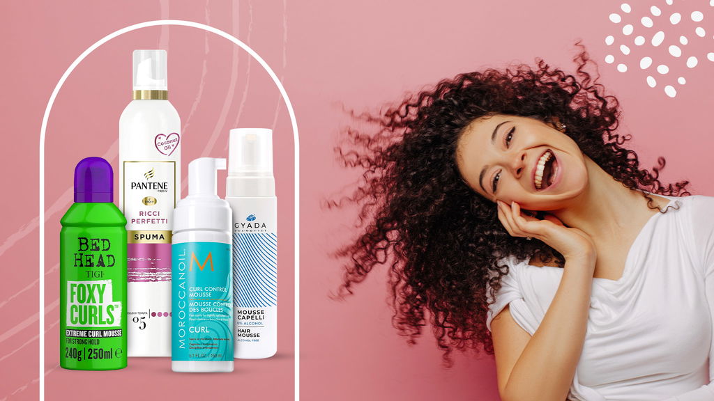 Schiume per capelli ricci prodotti in primo piano e modello sullo sfondo
