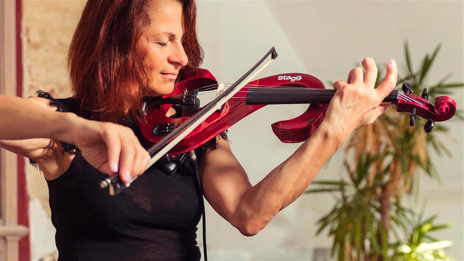 donna che suona violino elettrico