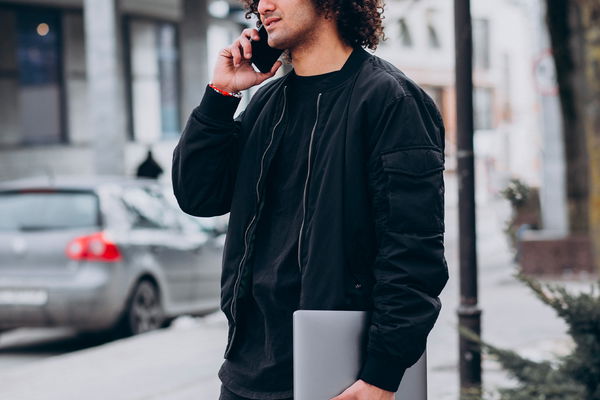 Uomo con bomber in strada