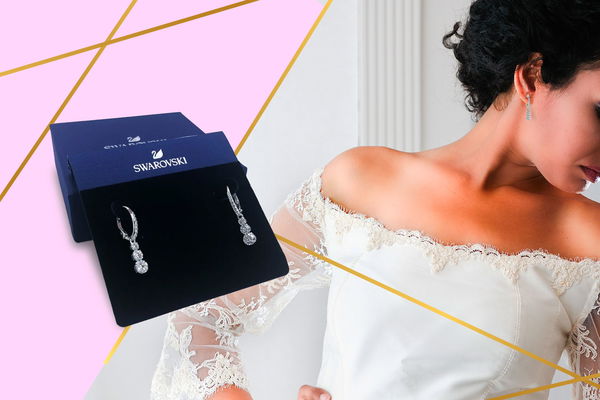 Orecchini da sposa in primo piano e sposa nello sfondo