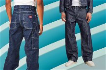 Jeans baggy da uomo indossati sfondo celeste