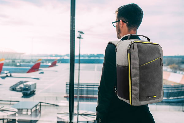 Uomo con aziono bagaglio in aeroporto