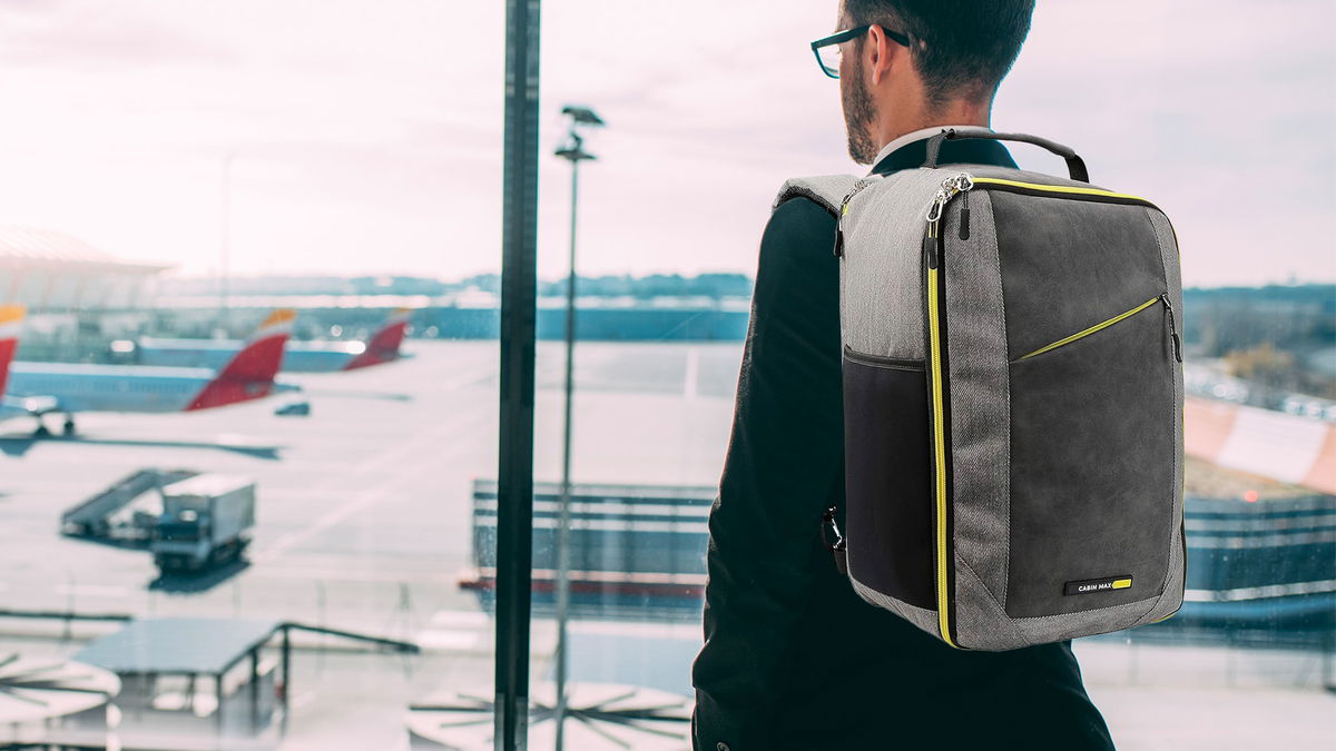 Uomo con aziono bagaglio in aeroporto