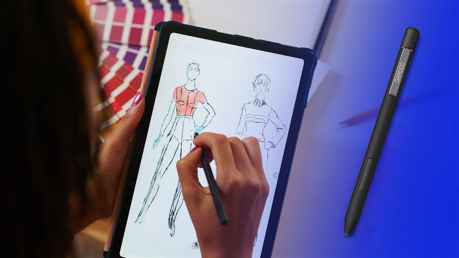 Disegno sul tablet con penna digitale e penna digitale in primo piano