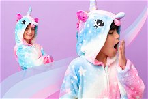 bambine che indossano piagiama unicorno