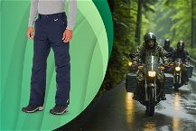 Pantaloni impermeabili in primo piano e foto di ragazzo in moto mentre piove