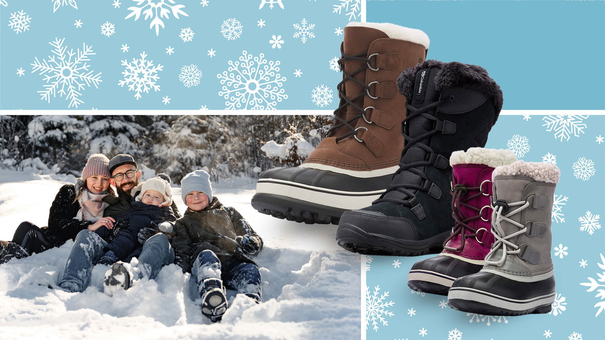 Scarpe per la neve per tutta la famiglia in primo piano con foto famiglia e sfondo neve