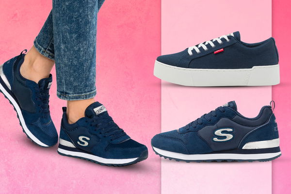 Sneakers blu indossate e e due paia di sneakers blu a destra