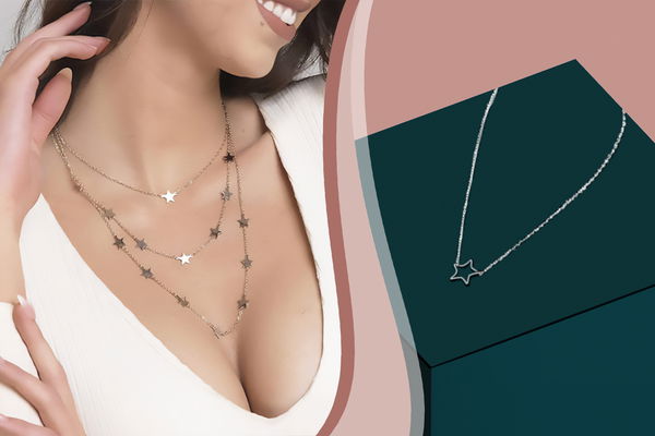 collana con stelle oro indossata sulla sinistra e collana in argento con una stella a destra con grafica