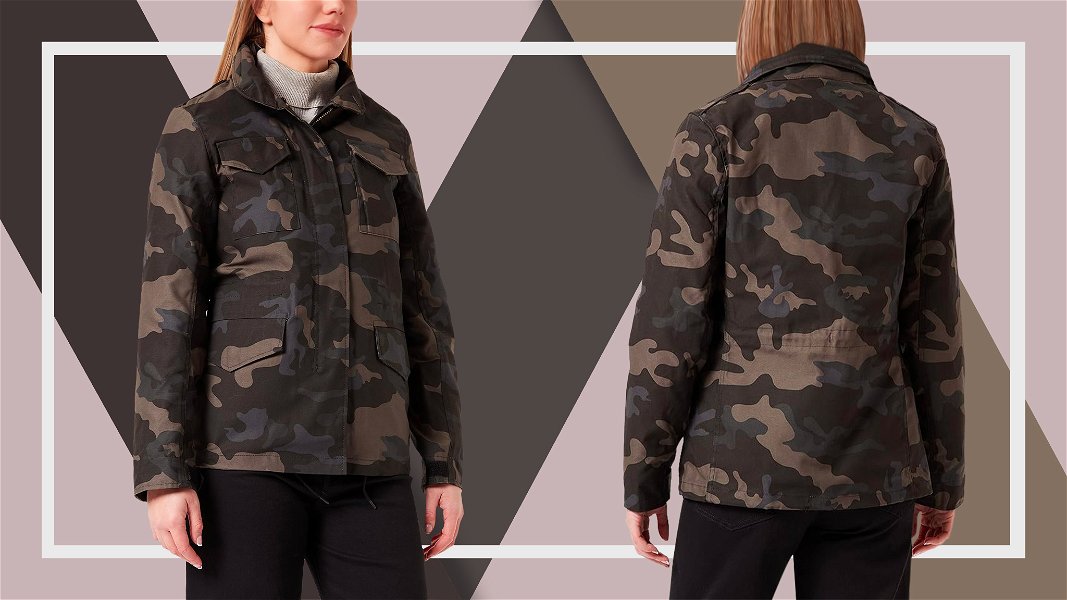 giacca militare indossata avanti e dietro su sfondo geometrico riprendendo i colori della giacca