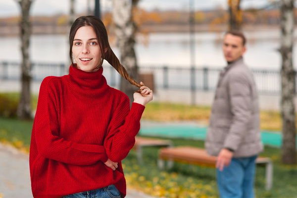 donna con maglione rosso che viene guardata 