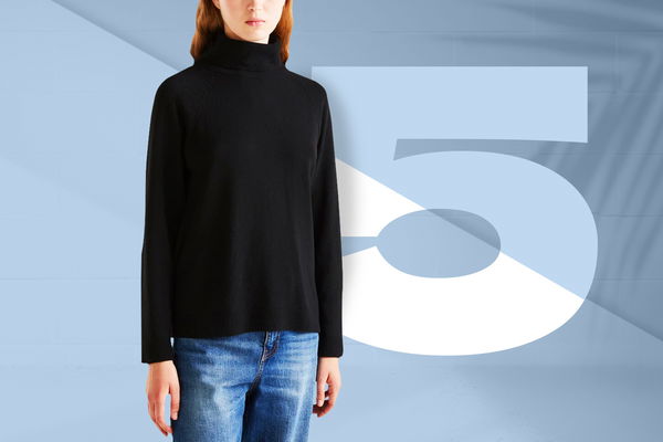 donna che indossa maglione nero grafica 5