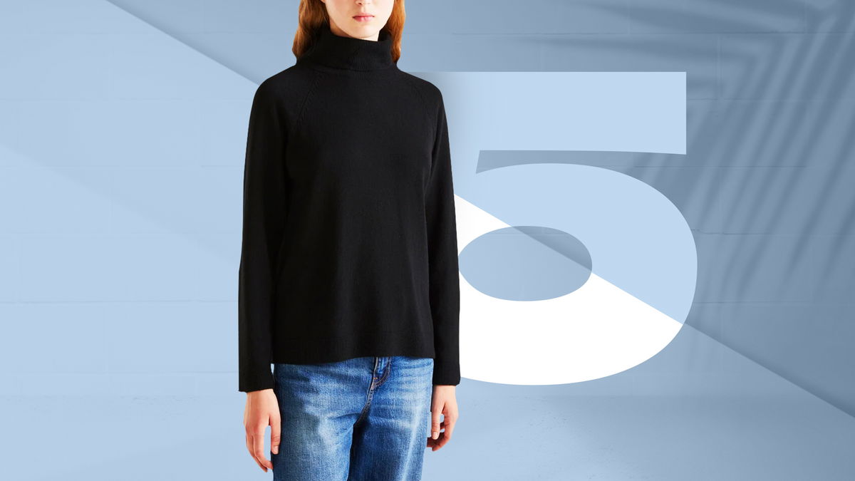 donna che indossa maglione nero grafica 5