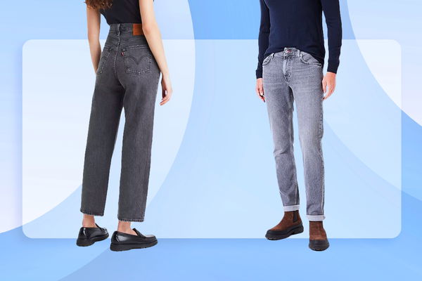 jeans grigi donna e uomo indossati sfondo celeste