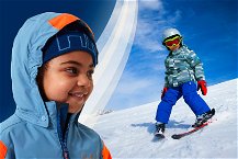 bambina con abbigliamento da sci e bambino che scia