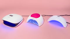 tre fornetti led per manicure su sfondo rosa 