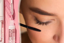 donna che usa mascara trasparente 