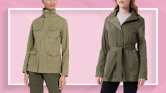 due donne che indossano due giacche verde militare con cornice bianca sotto e sfondo grafico rosa