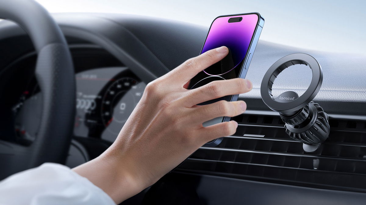 mano di donna che appoggia il cellulare sul suo supporto in auto