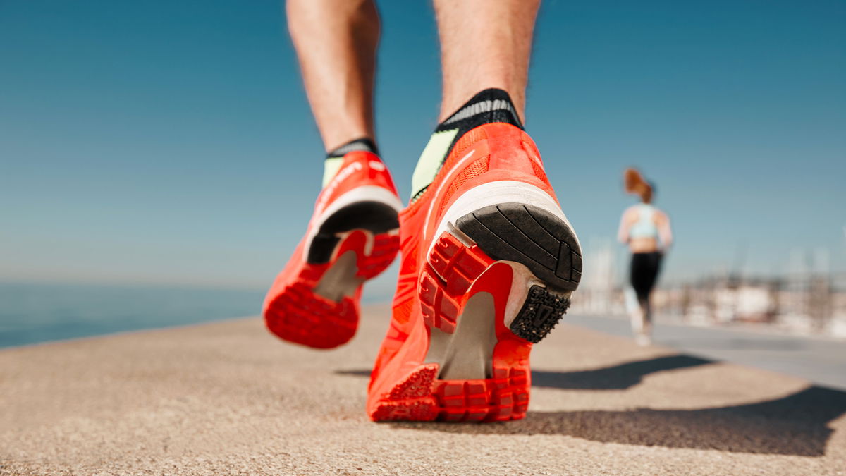 Scarpe da corsa in primo piano indosso a persona che corre