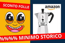 bialetti moka 6t con grafiche e emoji sorridente di sfondo