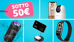 prodotti sotto i 50 euro in primo piano su sfondo azzurro