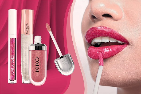 primo piano lip gloss glitter di marca in tendenza sulla sinistra e ragazza che si mette il lip gloss glitterato rosa sulla destra 
