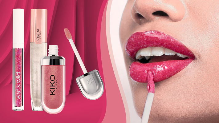 primo piano lip gloss glitter di marca in tendenza sulla sinistra e ragazza che si mette il lip gloss glitterato rosa sulla destra 