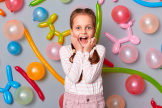 Bambina felice dei palloncini modellabili