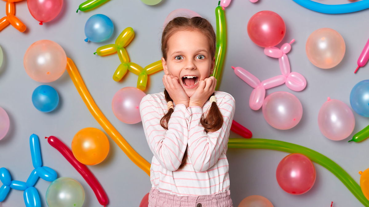 Bambina felice dei palloncini modellabili