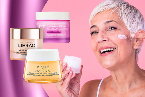 donna in menopausa che si mette crema viso con migliori creme