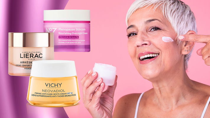 donna in menopausa che si mette crema viso con migliori creme