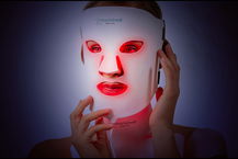 donna che usa maschera viso led antirughe accesa 