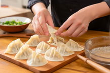 donna che sta preparando gyoza giapponesi