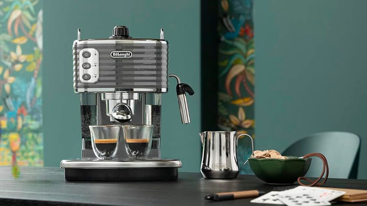 macchina da caffè manuale de longhi su tavolo da cucina