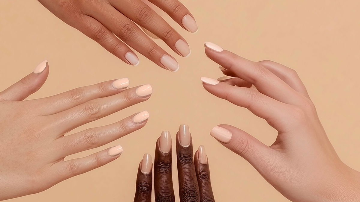 mani con carnagioni diverse con smalto nude