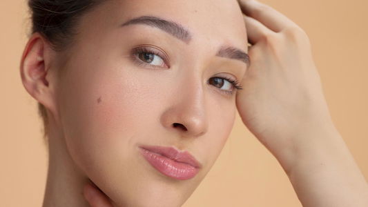 donna con pelle del viso perfetta e luminosa effetto glass skin