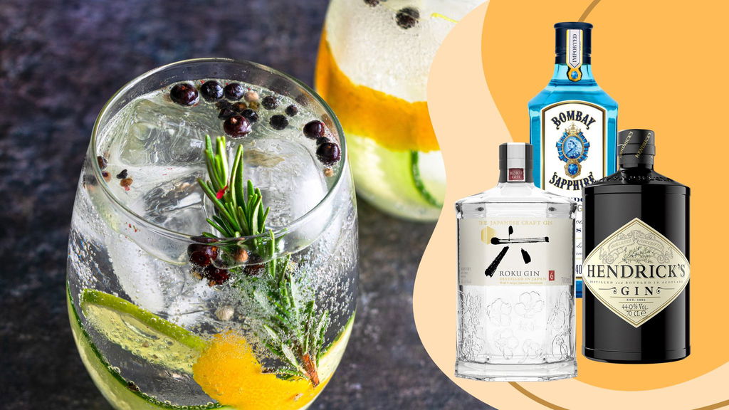 Bicchiere di gin e bottiglie in primo piano