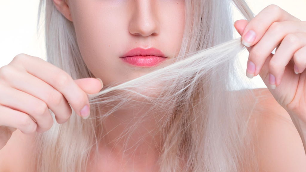 donna con capelli decolorati secchi e sfibrati