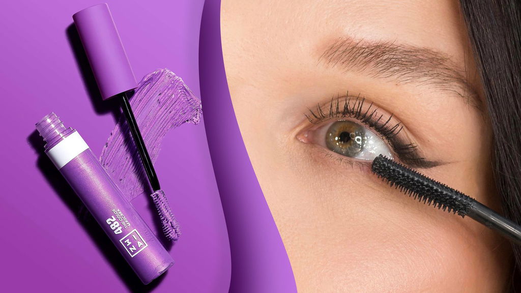 donna con occhi verdi che si mette il mascara 