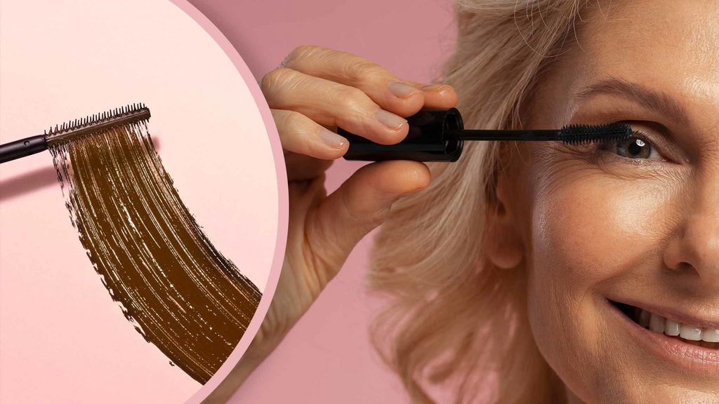 donna matura che si mette mascara marrone per ringiovanire lo sguardo