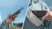 uomo che carica telefono in viaggio con power bank