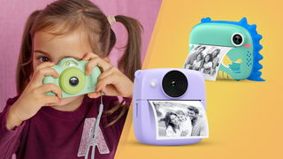 bambina che usa macchina fotografica per bambini