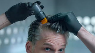 uomo che si tinge i capelli bianchi 