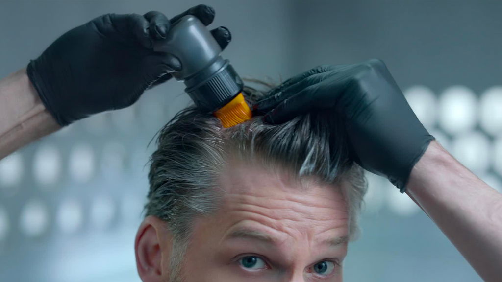 uomo che si tinge i capelli bianchi 