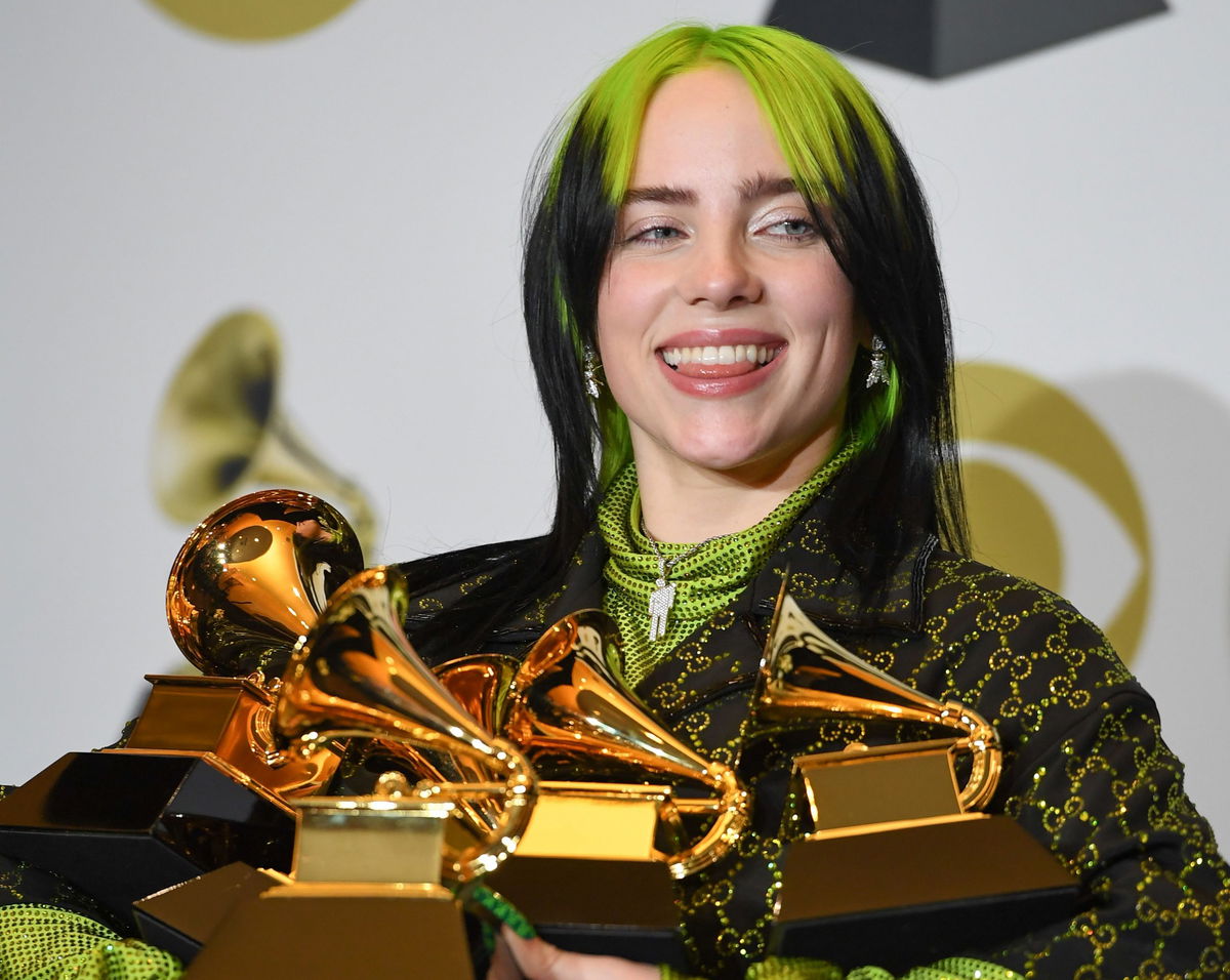 Billie Eilish con i capelli colorati che ritira dei premi