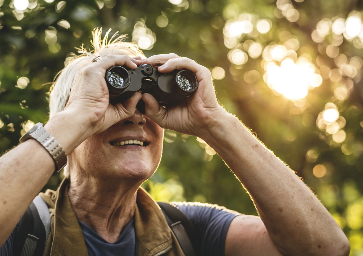 donna che usa binocolo birdwatching