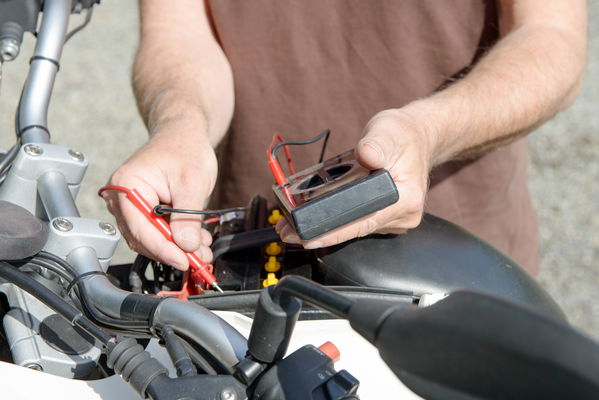 ragazzo che carica la batteria della moto