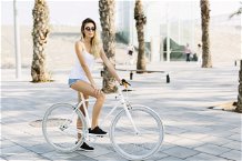 donna su una bici da città
